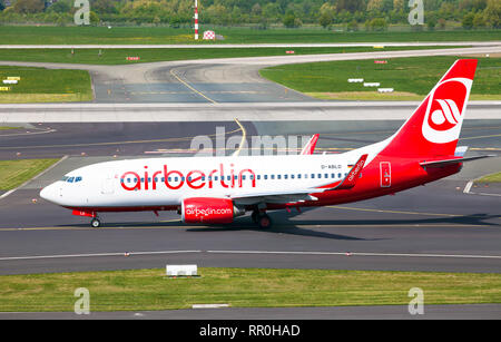 Flugzeuge Boeing 737-76 J AirBerlin Fluggesellschaft, die auf der Landebahn des Flughafens vor Abflug Stockfoto