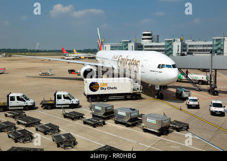 Entladen von Gepäck und Vorbereitung von Flugzeugen des Typs Boeing 777 der Fluggesellschaft Emirates Airline am Flughafen Düsseldorf, Deutschland Stockfoto