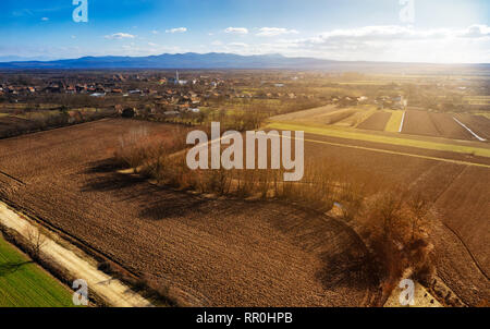 Einen Blick aus der Vogelperspektive wunderschöne ländliche Landschaft bei Sonnenuntergang Stockfoto