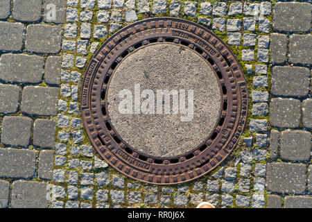 Abwasser Gulli durch Kopfsteinpflaster umgeben Stockfoto