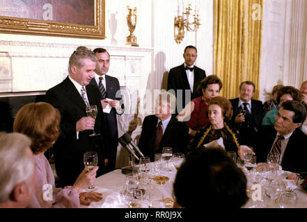 Jimmy Carter und Rosalynn Carter Aufnahmestaat Abendessen für den Präsidenten von Rumänien, Nicolae Ceausescu, 12. April 1978 Stockfoto