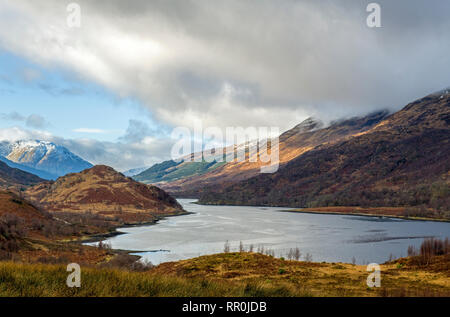 Blick nach unten Loch Leven aus der Nähe von Kinlochleven Schottland mit die Berge und Täler im Blick. Stockfoto