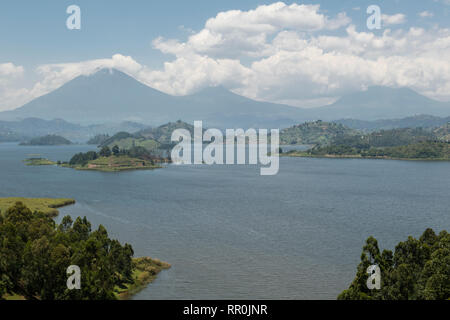 See Mutanda mit Blick auf die Vulkane der Virunga Berge, Uganda Stockfoto