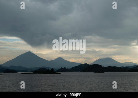 See Mutanda mit Blick auf die Vulkane der Virunga Berge, Uganda Stockfoto