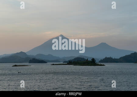 See Mutanda mit Blick auf die Vulkane der Virunga Berge, Uganda Stockfoto