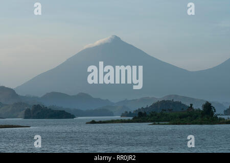 See Mutanda mit Blick auf die Vulkane der Virunga Berge, Uganda Stockfoto