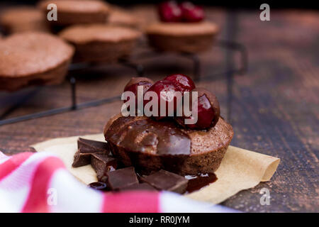 Chocolate Cupcake mit einer Kirsche Stockfoto
