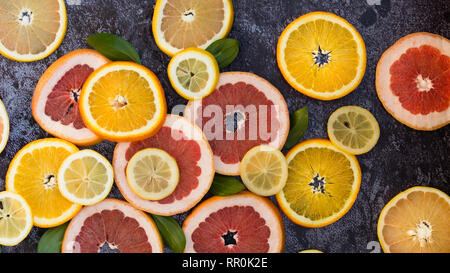 Verschiedene aufgeschnittene Zitrusfrüchte Stockfoto