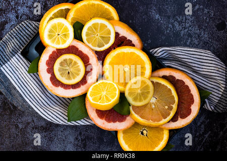 Bunte Sortiment von Zitrusfrüchten. Dunkler Hintergrund Stockfoto