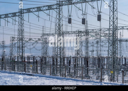 Umspannwerk im Winter. Stockfoto