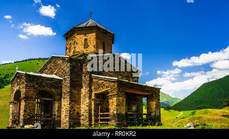 Der sameba Kirche der Heiligen Dreifaltigkeit in der entfernten Tuscheti Dorf Shenako, Georgien Stockfoto