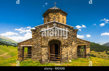 Der sameba Kirche der Heiligen Dreifaltigkeit in der entfernten Tuscheti Dorf Shenako, Georgien Stockfoto