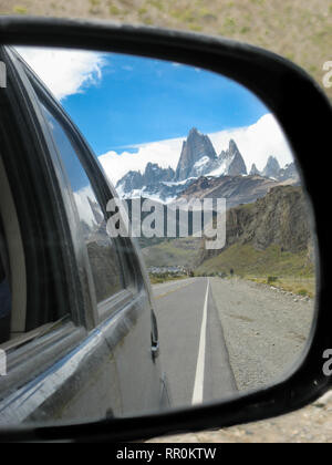 Ein Blick auf den Fitz Roy aus dem Auto Spiegel mit dem Himmel im Hintergrund Stockfoto