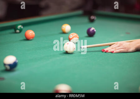 Spielen Billard - Nahaufnahme Billard Kugeln auf grün Billardtisch Stockfoto