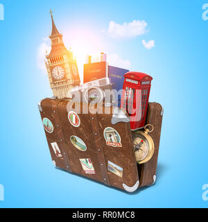 Reise nach London, Großbritannien. Vintage Koffer mit Symbolen der UK London, Big Ben Tower und Rot stand. Reise und Tourismus Konzept. 3D-Darstellung Stockfoto