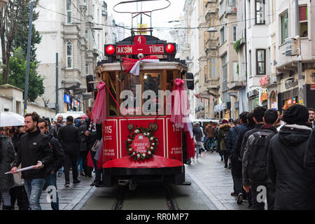 Rote Straßenbahn in der Istiklal Straße in Istanbul, Türkei Stockfoto