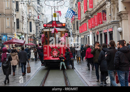 Rote Straßenbahn in der Istiklal Straße in Istanbul, Türkei Stockfoto