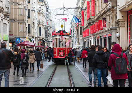 Rote Straßenbahn in der Istiklal Straße in Istanbul, Türkei Stockfoto