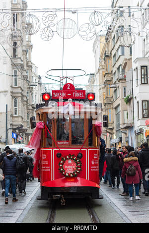 Rote Straßenbahn in der Istiklal Straße in Istanbul, Türkei Stockfoto