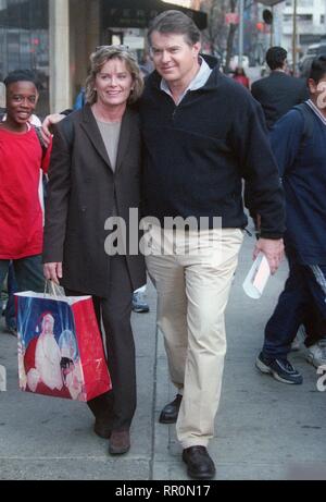 Robert Urich und Frau 1998 Foto von John Barrett/PHOTOlink Stockfoto