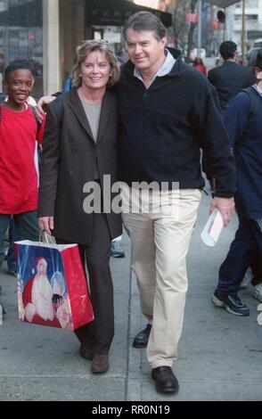 Robert Urich und Frau 1998 Foto von John Barrett/PHOTOlink Stockfoto