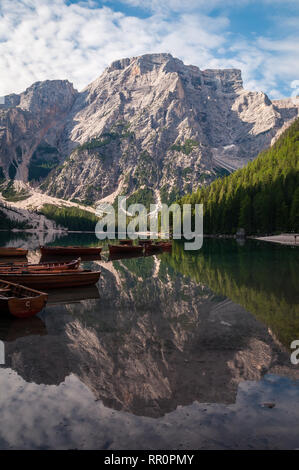 Der Pragser See, Italien. Klassische Ansicht des Sees mit den berühmten Ruderboote und die Reflexion der Berg "Croda del Becco' und die Wolken auf. Stockfoto