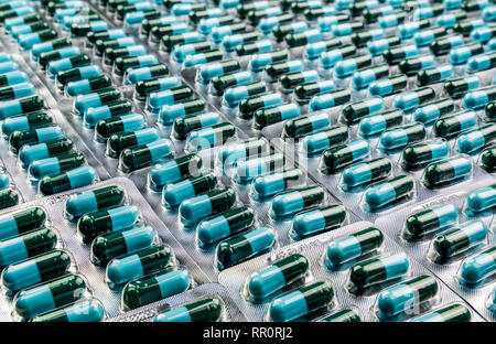 Closeup grün-blaue Antibiotikum Kapsel Pillen in Blisterverpackung. Antimikrobielle Resistenz. Pharmazeutische Industrie. Global Healthcare. Apotheke hinterg Stockfoto