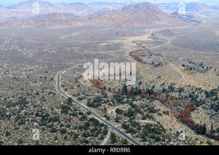 Luftaufnahme von Whitney Portal Road und den Inyo Tal in der Nähe von Lone Pine, Kalifornien, USA Stockfoto