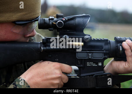 Rekruten mit India Company, 3 Recruit Training Bataillon, schießen auf chosin Palette an Bord Marine Corps Recruit Depot Parris Island, 24.02.20. Die rekruten zwei Wochen Training auf dem Schießstand üben Treffsicherheit Fähigkeiten abgeschlossen. (U.S. Marine Corps Foto von Warrant Officer Bobby J. Yarbrough/Freigegeben) Stockfoto