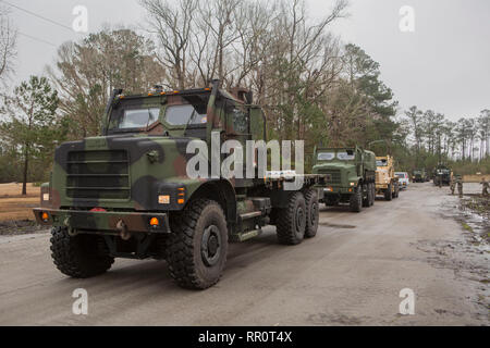 Marines durchgeführt Konvoi Operationen zur Unterstützung der simulierten Ausländische humanitäre Hilfe auf Lager Geiger, Nord-Carolina, Feb 21, 2019. Der Zweck der übung war, die Marines mit ressortübergreifende Koordinierung vertraut zu machen und den Prozess der Bereitstellung von Beihilfen führen. Die Marines sind mit der Bekämpfung der Logistik Bataillon 24, 24 Marine Expeditionary Unit. (U.S. Marine Corps Foto von Lance Cpl. Camila Melendez) Stockfoto