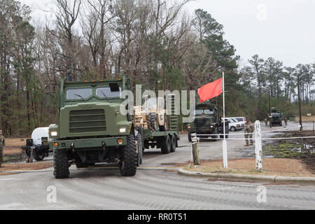 Marines durchgeführt Konvoi Operationen zur Unterstützung der simulierten Ausländische humanitäre Hilfe auf Lager Geiger, Nord-Carolina, Feb 21, 2019. Der Zweck der übung war, die Marines mit ressortübergreifende Koordinierung vertraut zu machen und den Prozess der Bereitstellung von Beihilfen führen. Die Marines sind mit der Bekämpfung der Logistik Bataillon 24, 24 Marine Expeditionary Unit. (U.S. Marine Corps Foto von Lance Cpl. Camila Melendez) Stockfoto