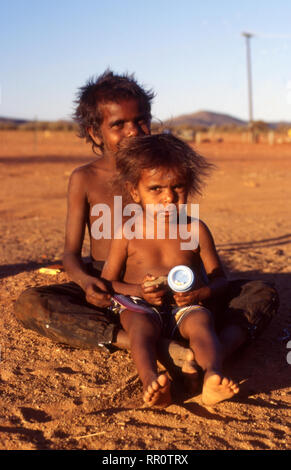 Junge eingeborene Kinder, YUELAMU ABORIGINAL COMMUNITY (MOUNT ALLAN SCHULE) Northern Territory, Australien. Stockfoto