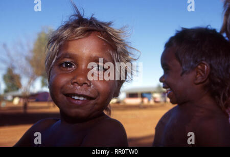 Junge eingeborene Kinder, YUELAMU ABORIGINAL COMMUNITY (MOUNT ALLAN SCHULE) Northern Territory, Australien. Stockfoto