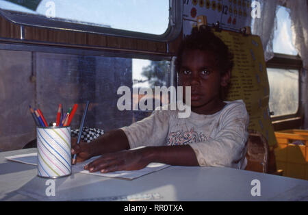 Junge Junge, YUELAMU der Aborigines Aboriginal Community (MOUNT ALLAN SCHULE) Northern Territory, Australien. Stockfoto