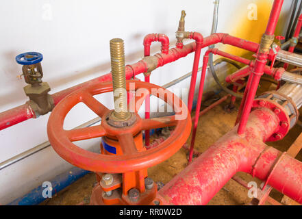 Wasserventil Rohrsystem alten grossen Sanitär rot mit Staub verschmutzt innerhalb der industriellen Gebäude Stockfoto