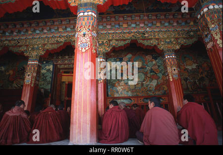 Bildunterschrift: Rongbatsa, Sichuan, China - 23 Aug 2002. Nachmittag Puja in Tadji Gompa, Rongbatsa, der ehemalige Tibetische Königreich Kham. Eines von vielen Klöstern. Stockfoto