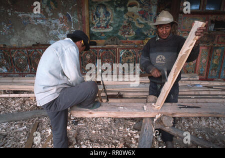 Bildunterschrift: Ganzi, Sichuan, China - Aug 2002. Tischler arbeiten um 400 Jahre alten Beri Gompa in der ehemaligen tibetischen Königreich von Kham, jetzt westlichen wiederherzustellen Stockfoto