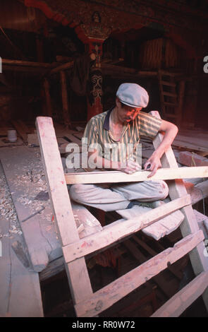 Bildunterschrift: Ganzi, Sichuan, China - Aug 2002. Tischler arbeiten um 400 Jahre alten Beri Gompa in der ehemaligen tibetischen Königreich von Kham, jetzt westlichen wiederherzustellen Stockfoto