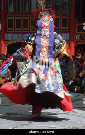 Bildunterschrift: Kangding, Sichuan, China - Mai 2002. Eine Seide verkleidet Mönch tanzen während der sakyamuni Maskierte Dance Festival in Kandging oder Dartsendo an die TIB Stockfoto