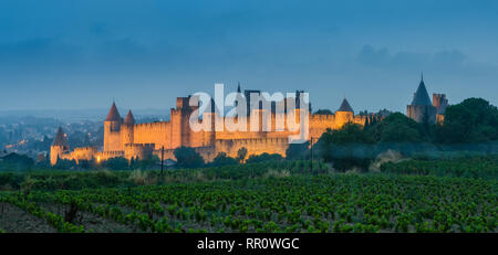 Frankreich CARCASSONE SEP 2018 Nacht Blick auf Schloss Carcassonne. Die befestigte Stadt besteht aus einem konzentrischen Aufbau mit zwei Außenwände mit 53 Türmen zu Stockfoto