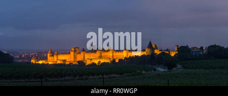 Frankreich CARCASSONE SEP 2018 Nacht Blick auf Schloss Carcassonne. Die befestigte Stadt besteht aus einem konzentrischen Aufbau mit zwei Außenwände mit 53 Türmen zu Stockfoto