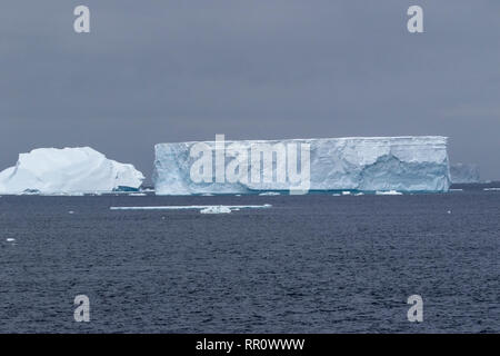 Tabellarische Eisberg im Ozean in der Nähe der Antarktis Stockfoto