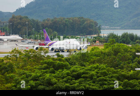 Boeing 747 Thai auf der Start- und Landebahn Stockfoto