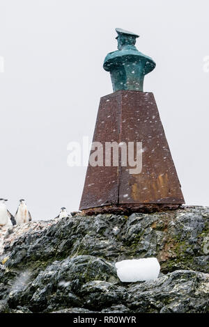 Punkt Wild, Elephant Island in der Antarktis, die Statue von Luis Pardo Villalon Stockfoto