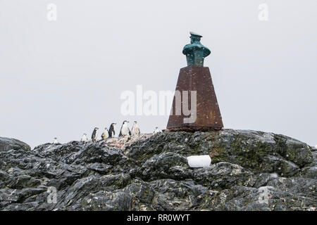 Punkt Wild, Elephant Island in der Antarktis, die Statue von Luis Pardo Villalon Stockfoto