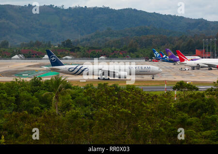 Boeing 777 Taxis auf der Start- und Landebahn Stockfoto