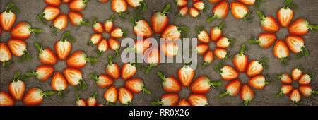 Kreative Blumen aus Erdbeeren von unten geschnitten leuchtet auf einem Stein Hintergrund Essen Konzept Banner Stockfoto