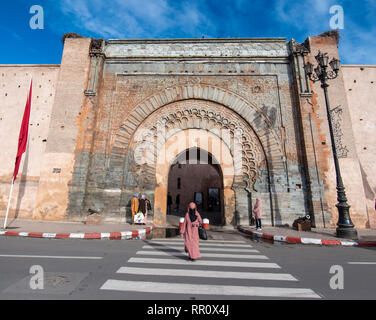 Arabische Frau Überqueren einer Fußgängerzone vor der Stadt Tor Bab Agnaou. Eingang zur Altstadt, der Medina von Marrakesch, Marokko Stockfoto