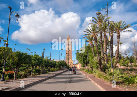 Blick auf die Koutoubia Moschee oder Kutubiyya Moschee und Minarett in der Medina von Marrakesch, Marokko. Die größte in Marrakesch Stockfoto
