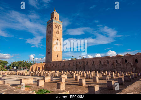 Blick auf die Koutoubia Moschee oder Kutubiyya Moschee und Minarett in der Medina von Marrakesch, Marokko. Die größte in Marrakesch Stockfoto